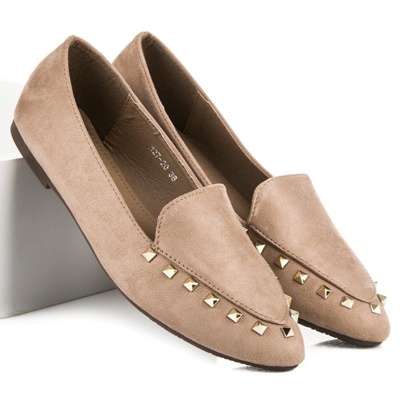Sapatos de salto com tachas marrom 1