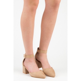 Sandália de salto baixo em camurça castanho 1