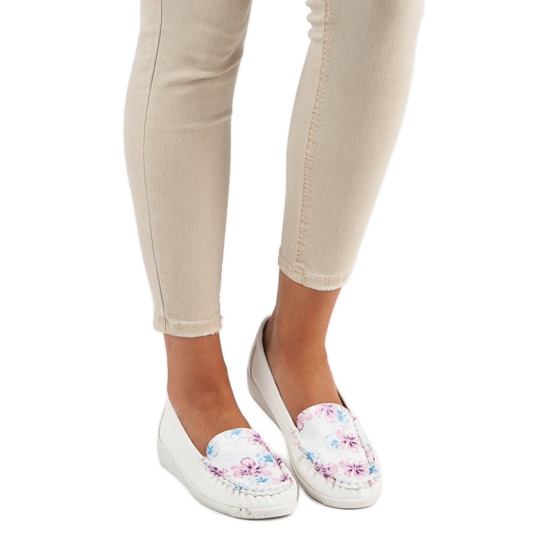 Tullo Mocassins brancos com flores 1 Tullo Mocassins brancos com flores 1