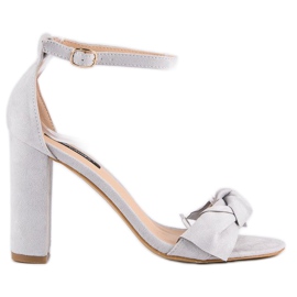 Sandálias de camurça em um poste cinza 2