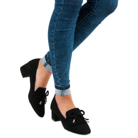 Mocassins em um post preto 1