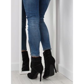 Camurça preta em um salto alto preto 1