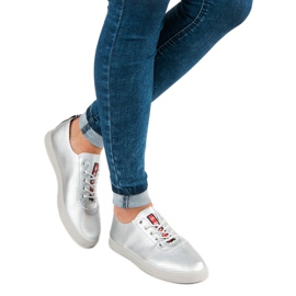 Tênis prateado com céu aberto cinza 1