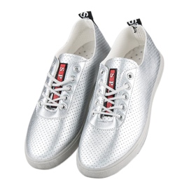 Tênis prateado com céu aberto cinza 2