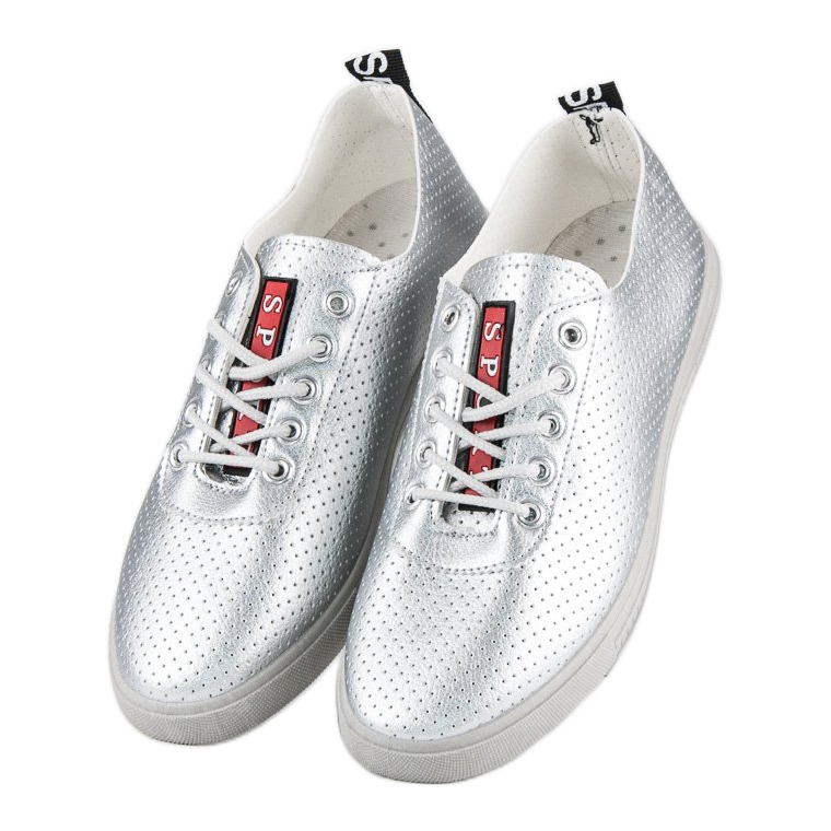 Tênis prateado com céu aberto cinza 2