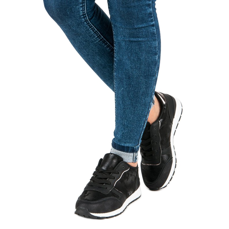 Tênis preto com cadarço 1