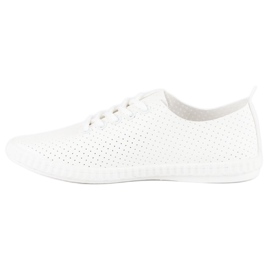 Tênis branco com um openwork 1