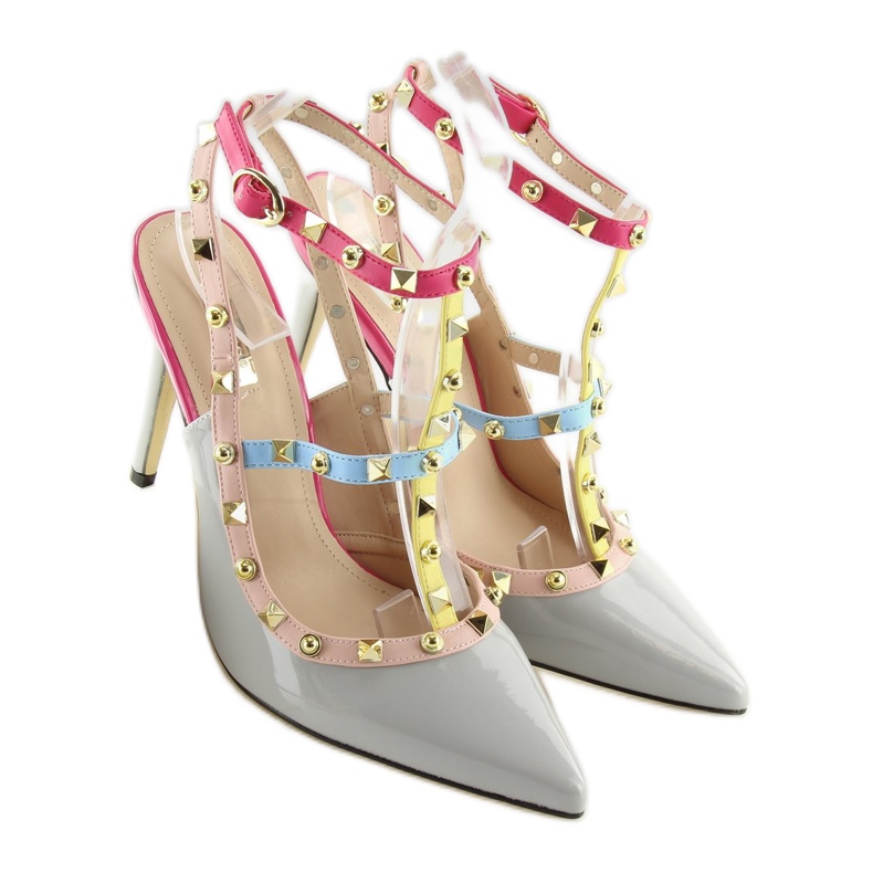 Bombas em um pino com pinos cinza 1381 1