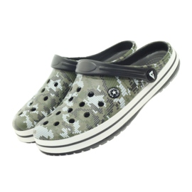 American Club Sandálias camufladas Kroks pantufas branco preto verde 4