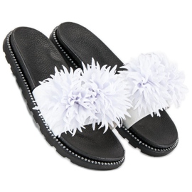 Chinelos com pompom branco 1