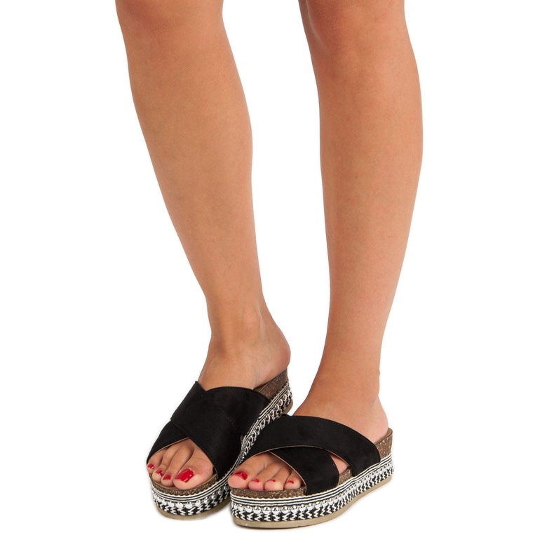 Chinelos pretos na plataforma 1