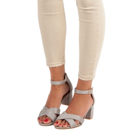 SDS Sandálias de camurça em um poste cinza 1