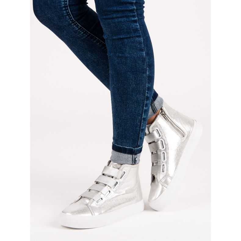 Tênis prateado com elástico cinza 2