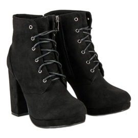 Small Swan Botas amarradas em um poste preto 1 Small Swan Botas amarradas em um poste preto 1