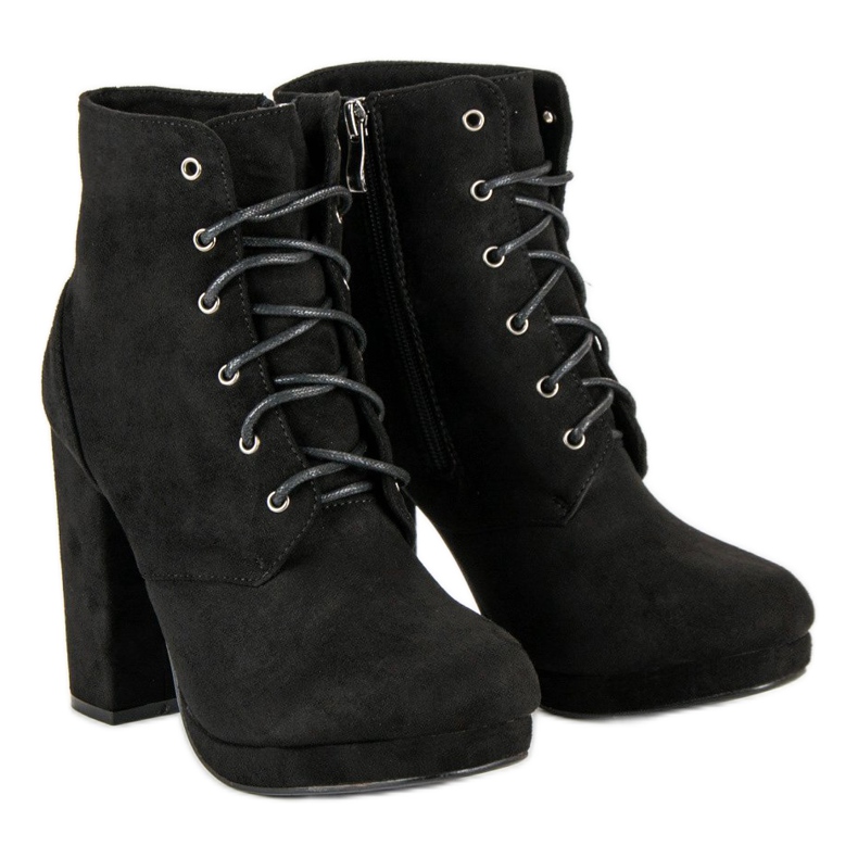 Small Swan Botas amarradas em um poste preto 1 Small Swan Botas amarradas em um poste preto 1