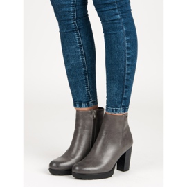 Filippo Botas de grafite no poste cinza 1