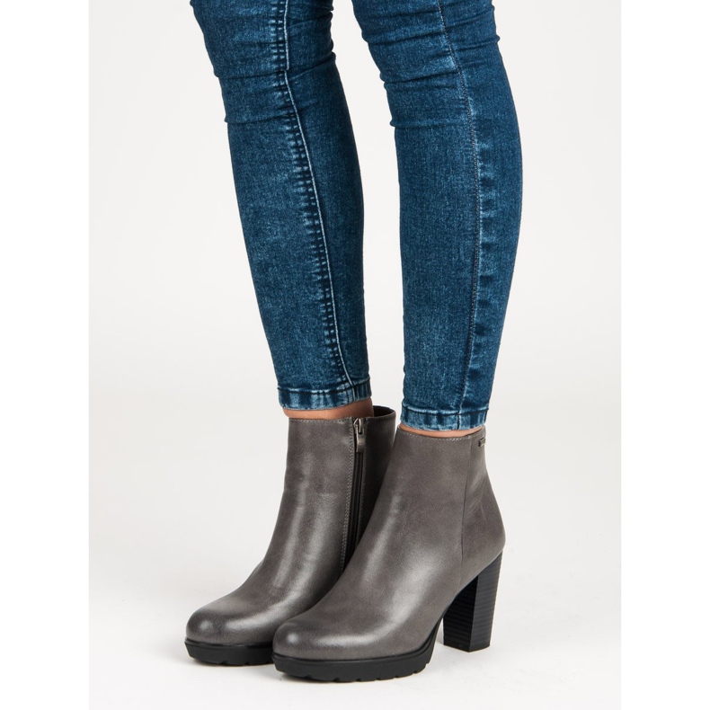 Filippo Botas de grafite no poste cinza 1