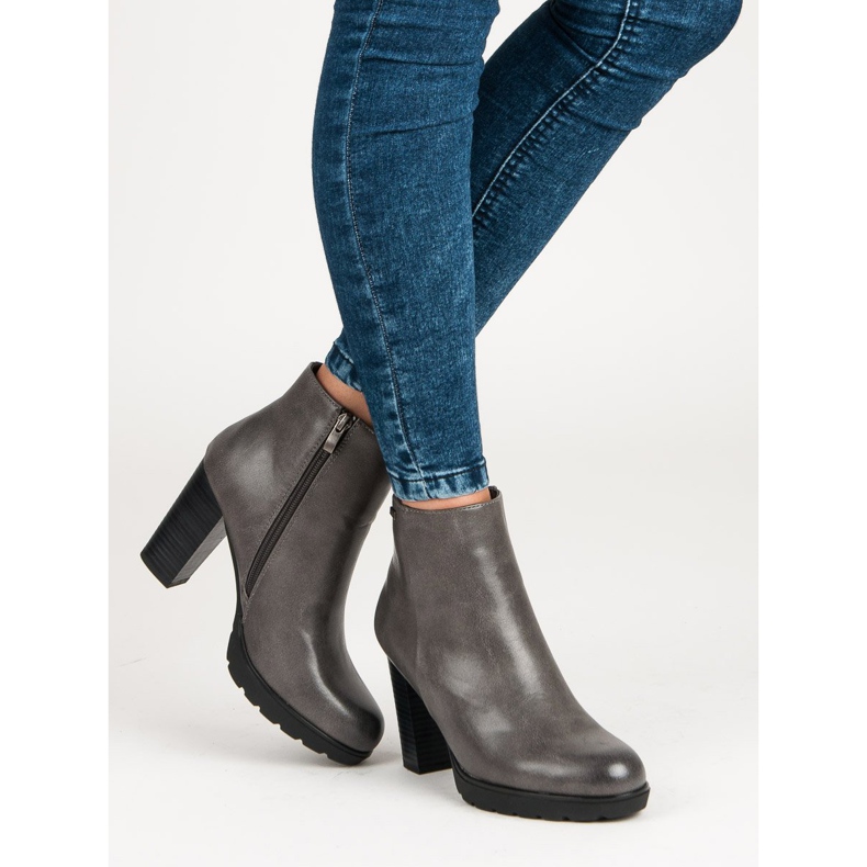 Filippo Botas de grafite no poste cinza 2