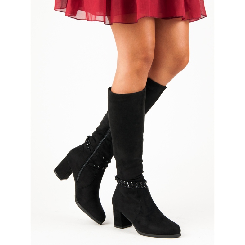 Botas de camurça no poste preto 2