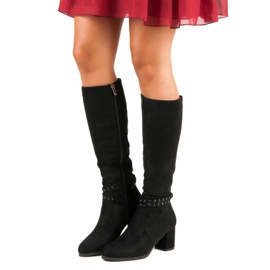 Botas de camurça no poste preto 1 Botas de camurça no poste preto 1