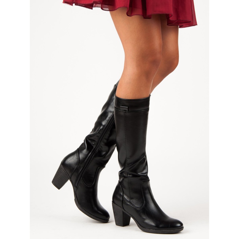 Botas em um post VINCEZA preto 2