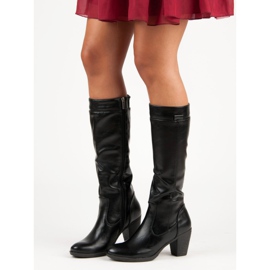 Botas em um post VINCEZA preto 1