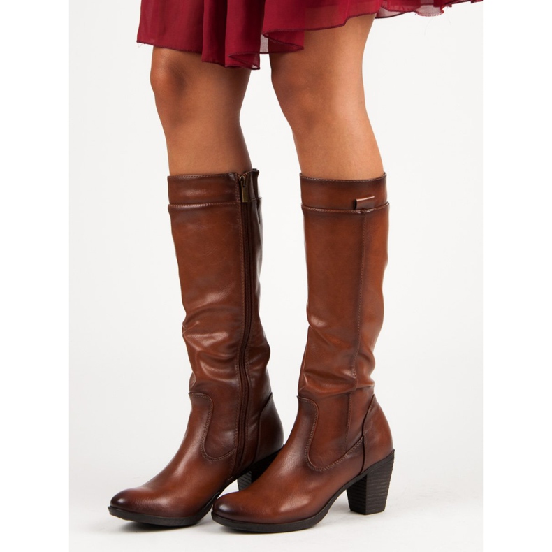 Botas no posto vinceza marrom 1