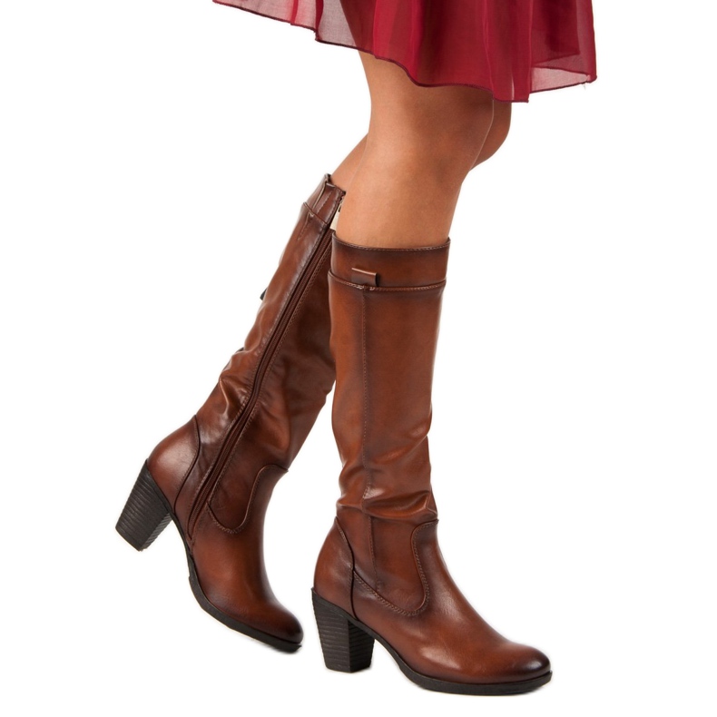 Botas no posto vinceza marrom 2