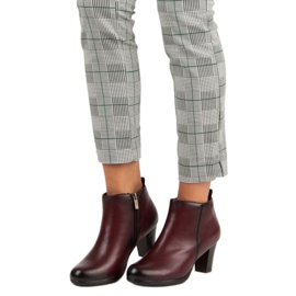 Botas elegantes no posto vinceza vermelho 1