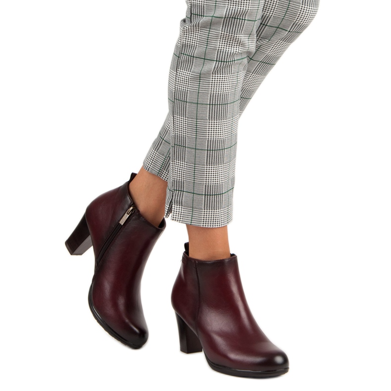 Botas elegantes no posto vinceza vermelho 2