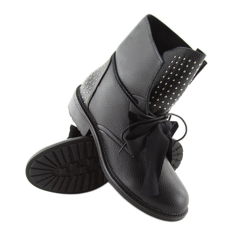 Trabalhadores com um laço preto de veludo 2