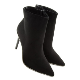 Botas pretas ZY153 pretas em um pino preto 2