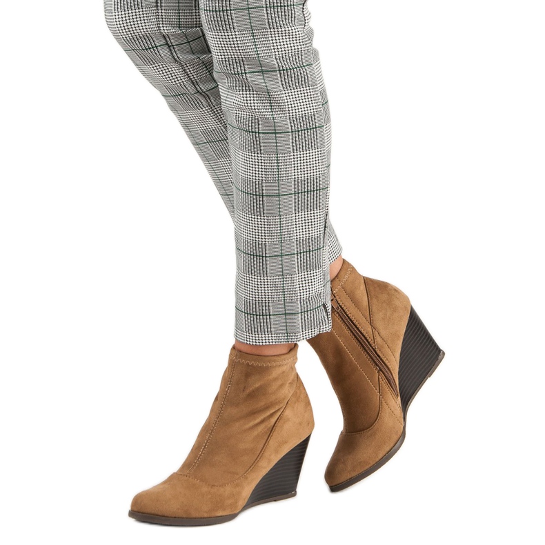 Corina Botins de camurça com salto cunha marrom 2