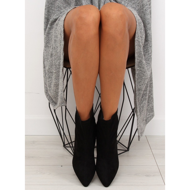 Botas pretas F183 pretas em um alfinete preto 1