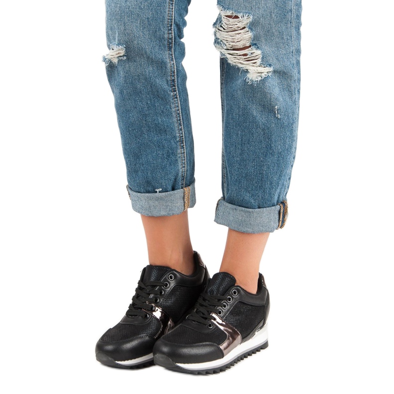 Tênis esportivos amarrados preto 1