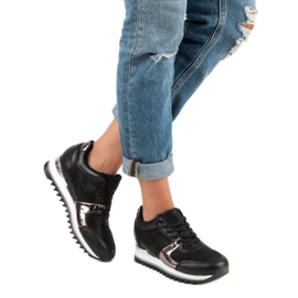 Tênis esportivos amarrados preto 2