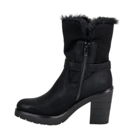 Botas quentes no poste preto 2