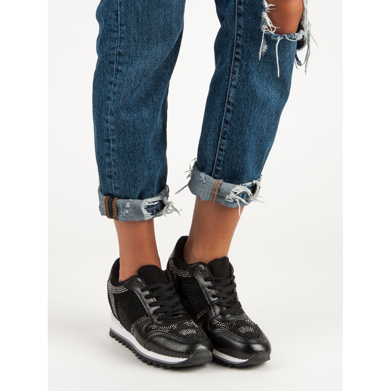 Tênis preto estiloso 2