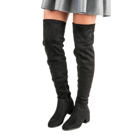 Botas de camurça com bordado preto 1