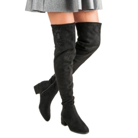 Botas de camurça com bordado preto 2 Botas de camurça com bordado preto 2