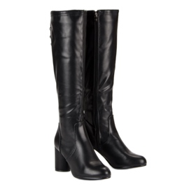 Botas pretas no poste preto 2