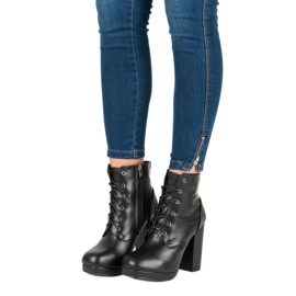 Small Swan Botas amarradas no poste preto 2