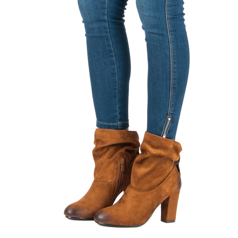 Botins de camurça em poste vinceza castanho 1