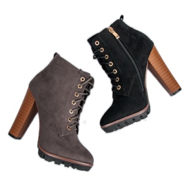 Botas cinza amarradas no poste 2 Botas cinza amarradas no poste 2