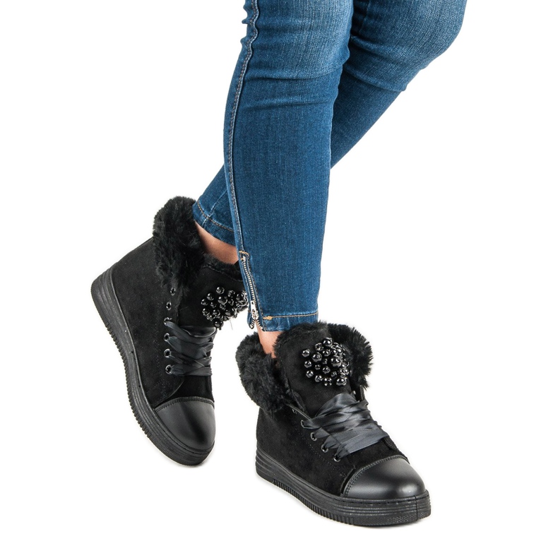 Tênis elegantes com isolamento preto 1