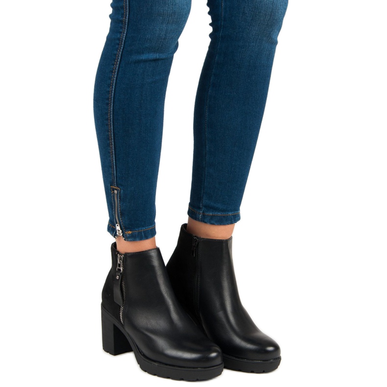 Anesia Paris Botins pretos no poste 1