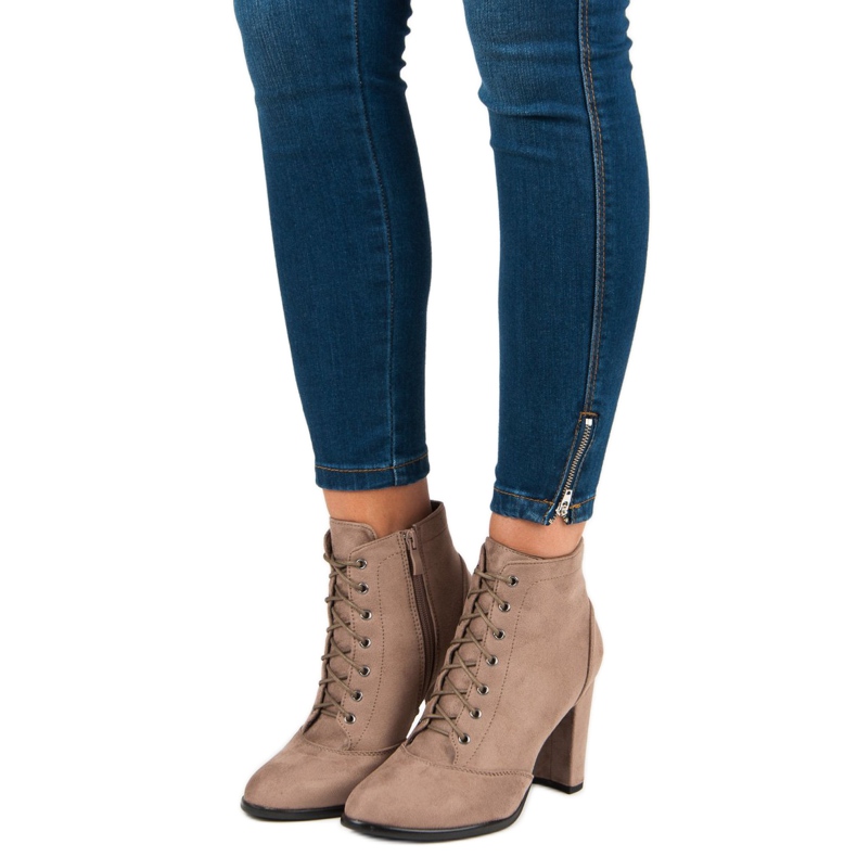 Juliet Botas amarradas no poste marrom 1