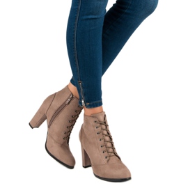 Juliet Botas amarradas no poste marrom 2