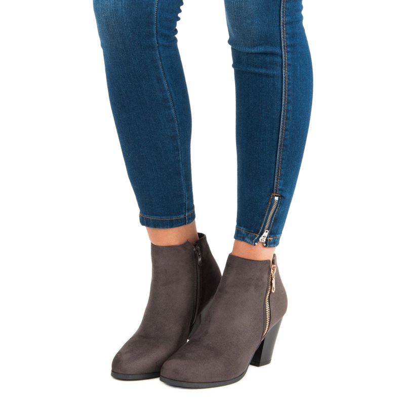 Groto Gogo Botas de camurça em uma barra cinza 1