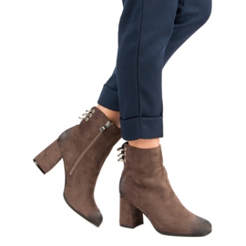Botas estilosas no post VINCEZA marrom 1